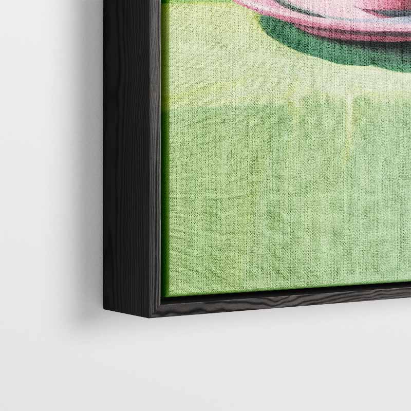 Roze Kopje op Groen Tafellaken – plexiglas wanddecoratie in portret formaat