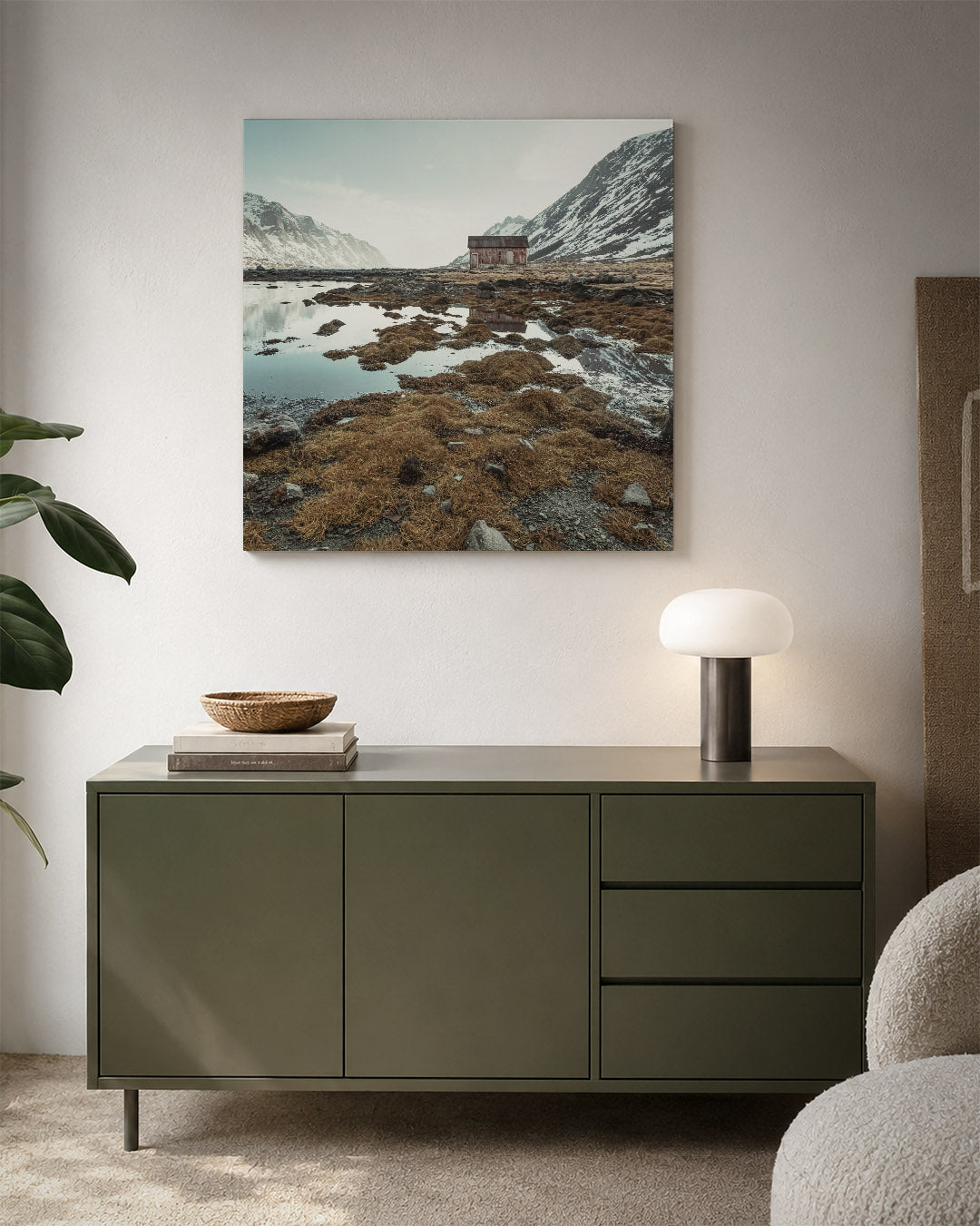 Berglandschap kunstwerk – detailweergave – een scène met een hut omringd door bergen en water. De reflecties en natuurlijke
