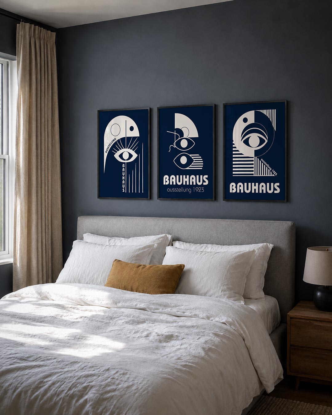 Oog en lijnen posterset – derde productweergave – een donkerblauwe achtergrond met witte vormen. Een groot oog centraal
