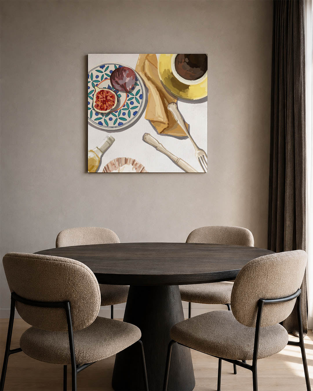 Stilleven met vijg kunstwerk – vierkante wanddecoratie – dit kunstwerk toont een tafelsetting met een kleurrijk bord, een