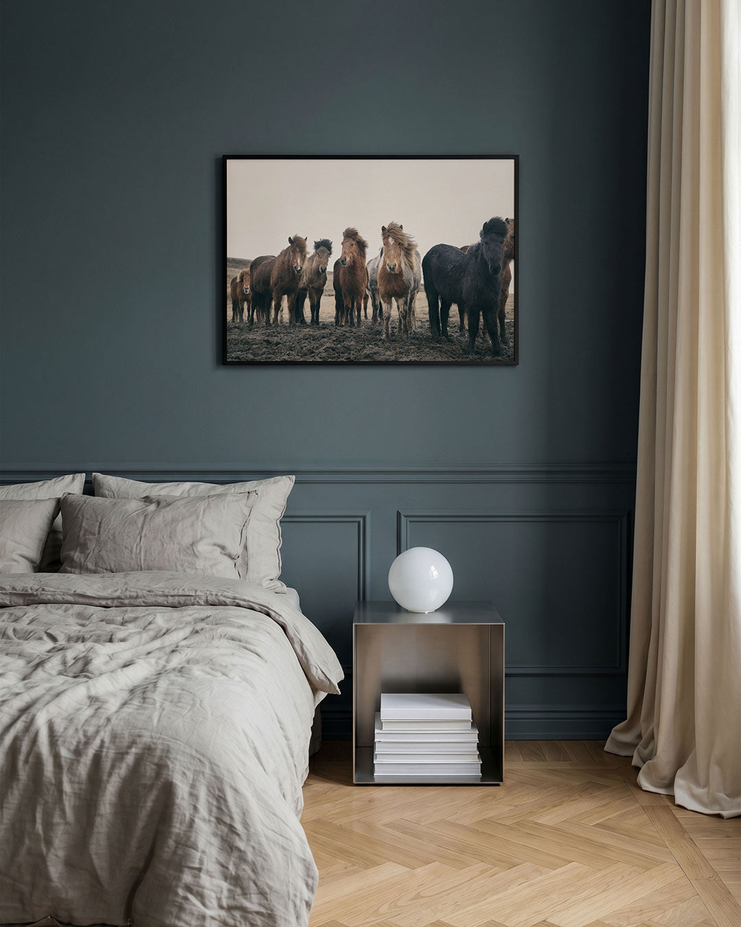 Groep paarden poster – detailweergave – een groep paarden staat op een modderige ondergrond met een bewolkte lucht. De dieren