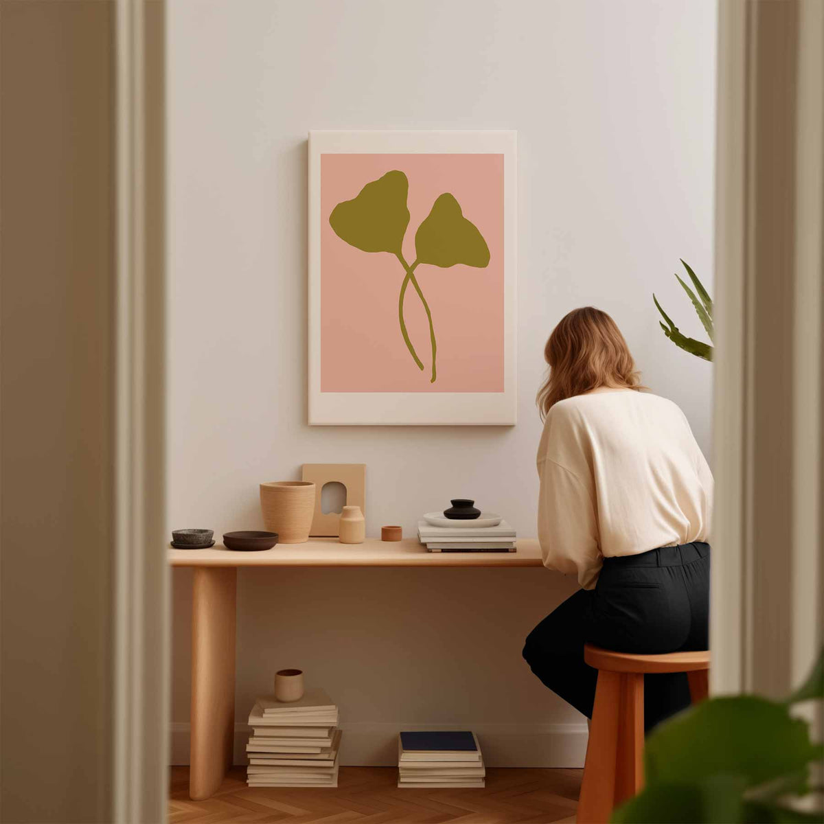 Minimalistische Bladvormen op Zalmkleur – staand kunstwerk voor modern interieur
