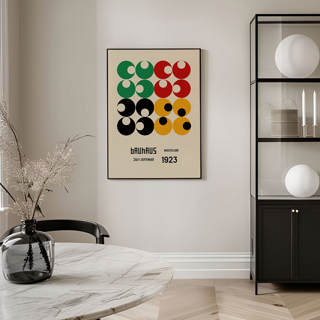 Cirkelvormen en kleur – geometrische Bauhaus poster in staand formaat