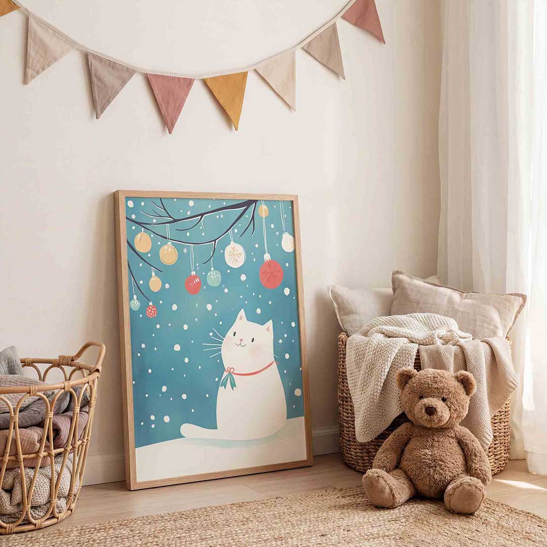 Witte kat met kerstballen – speelse wandkunst als portret kinderposter