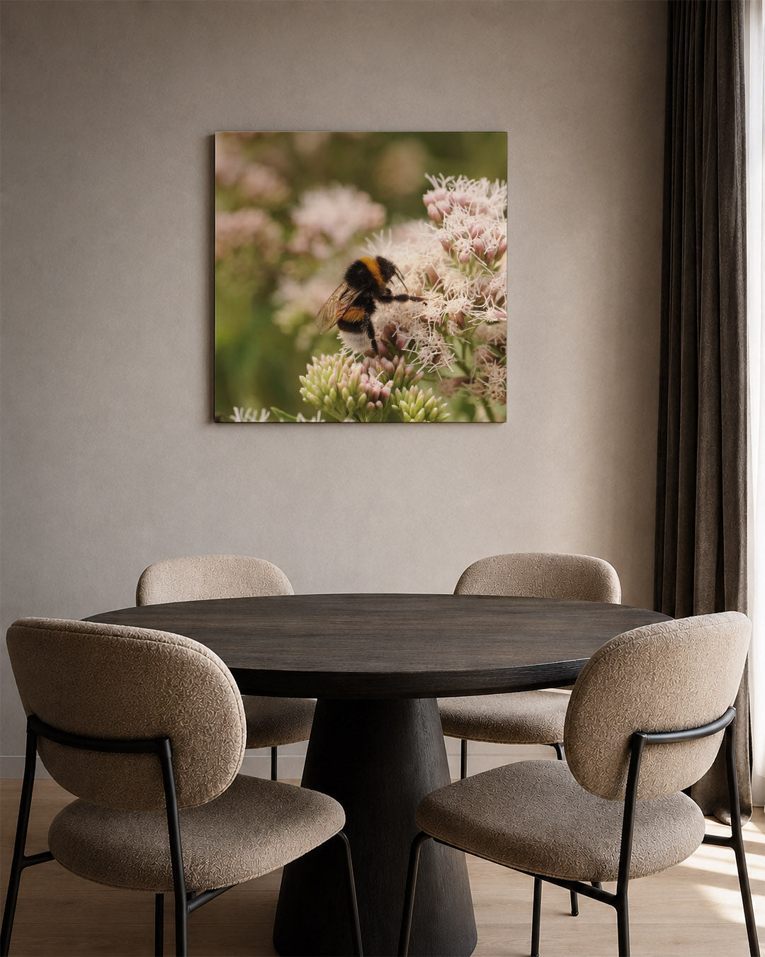 Abstract kunstwerk – tweede productweergave – een abstract kunstwerk met donkere tinten en een rustige visuele opbouw.