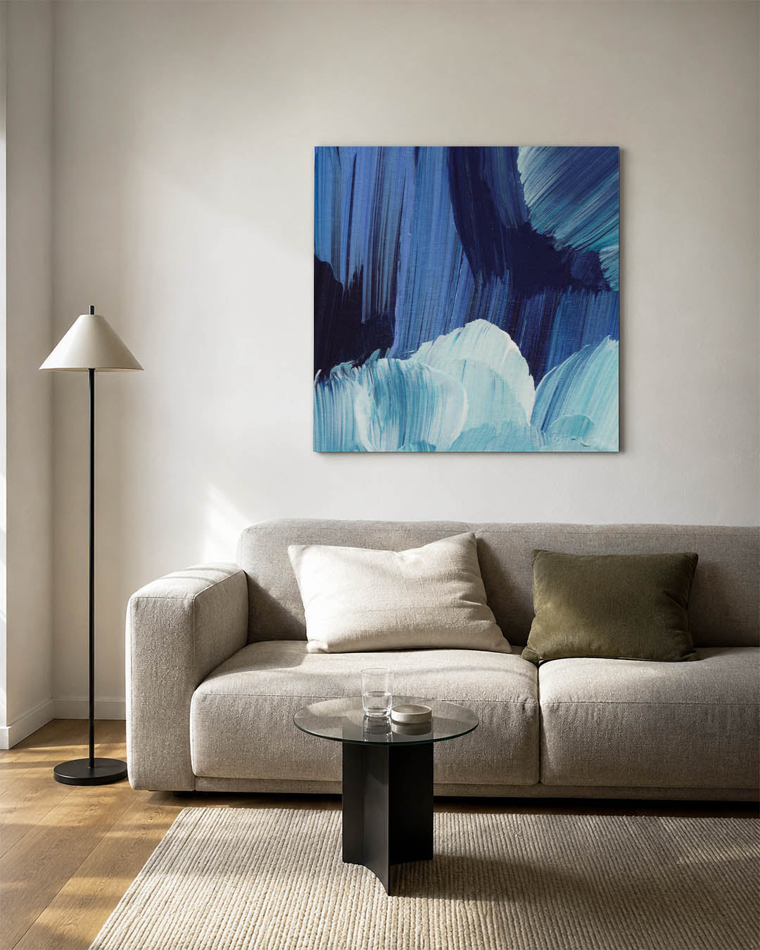 Dynamische blauwe strokes kunstwerk – detailweergave – dit werk toont vloeiende penseelstreken in verschillende tinten blauw.