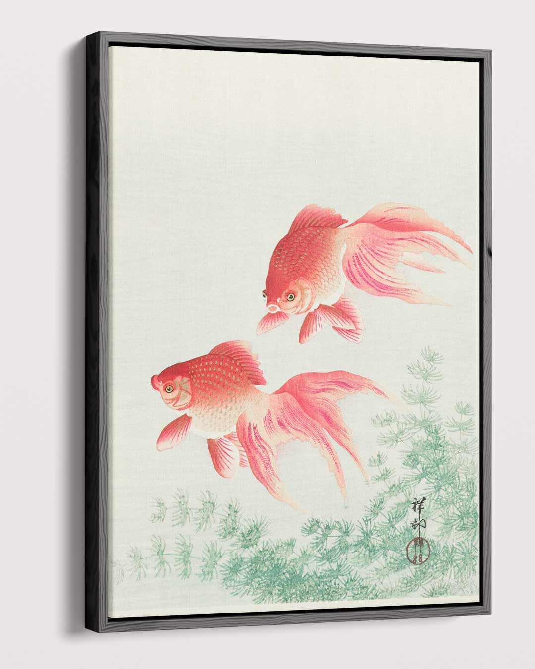 Elegante Koi in Beweging – plexiglas wanddecoratie in portret formaat