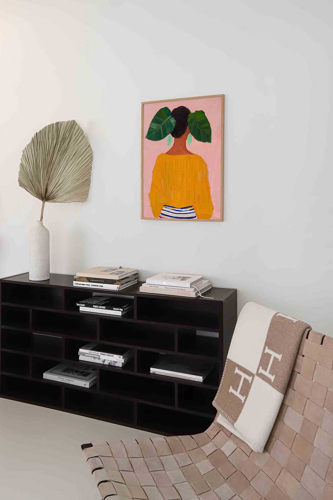 Vrouw met groene bladeren – staande moderne wanddecoratie van WallArtistic