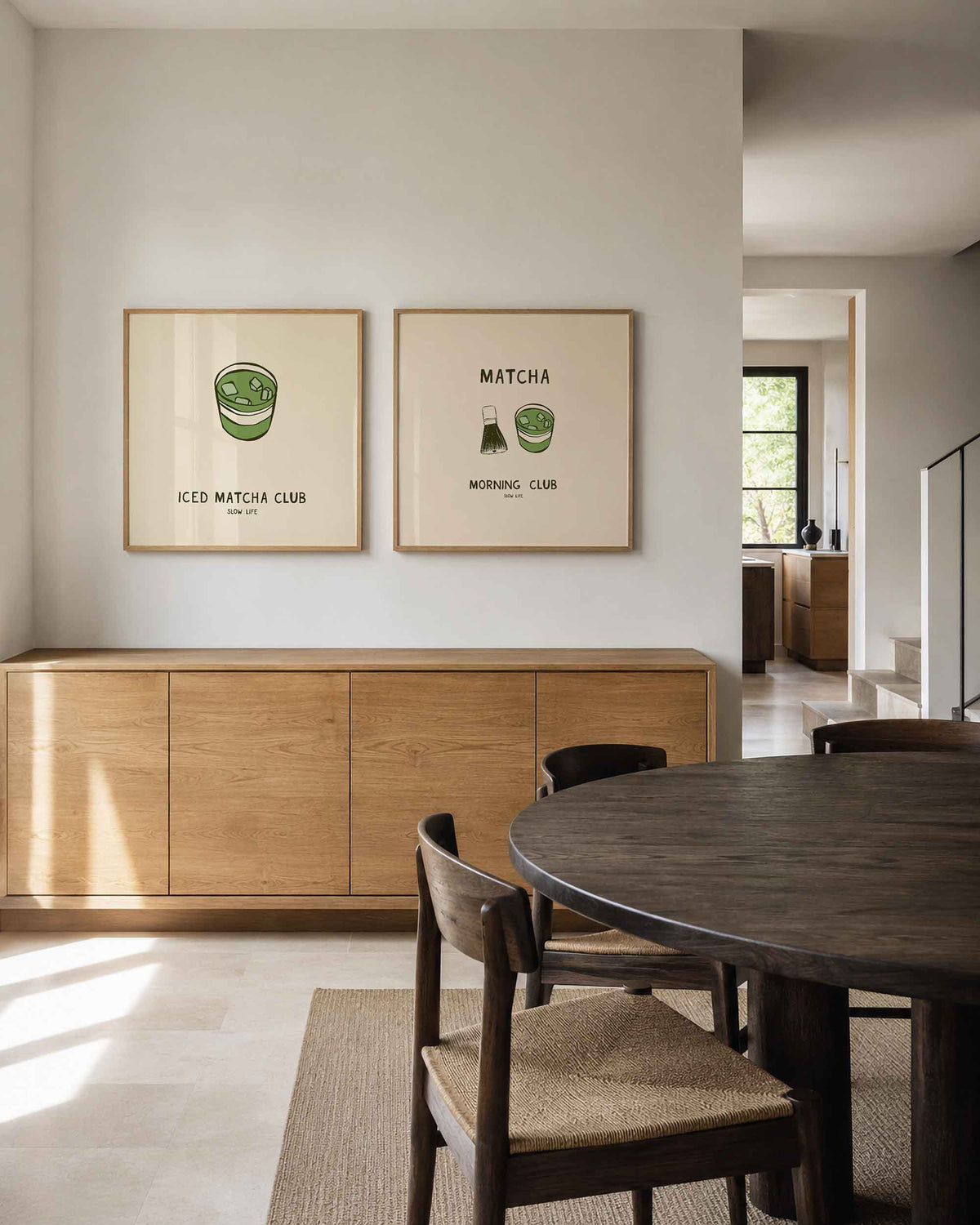 Interieurpresentatie van een tweedelige vierkante posterset met matcha kom