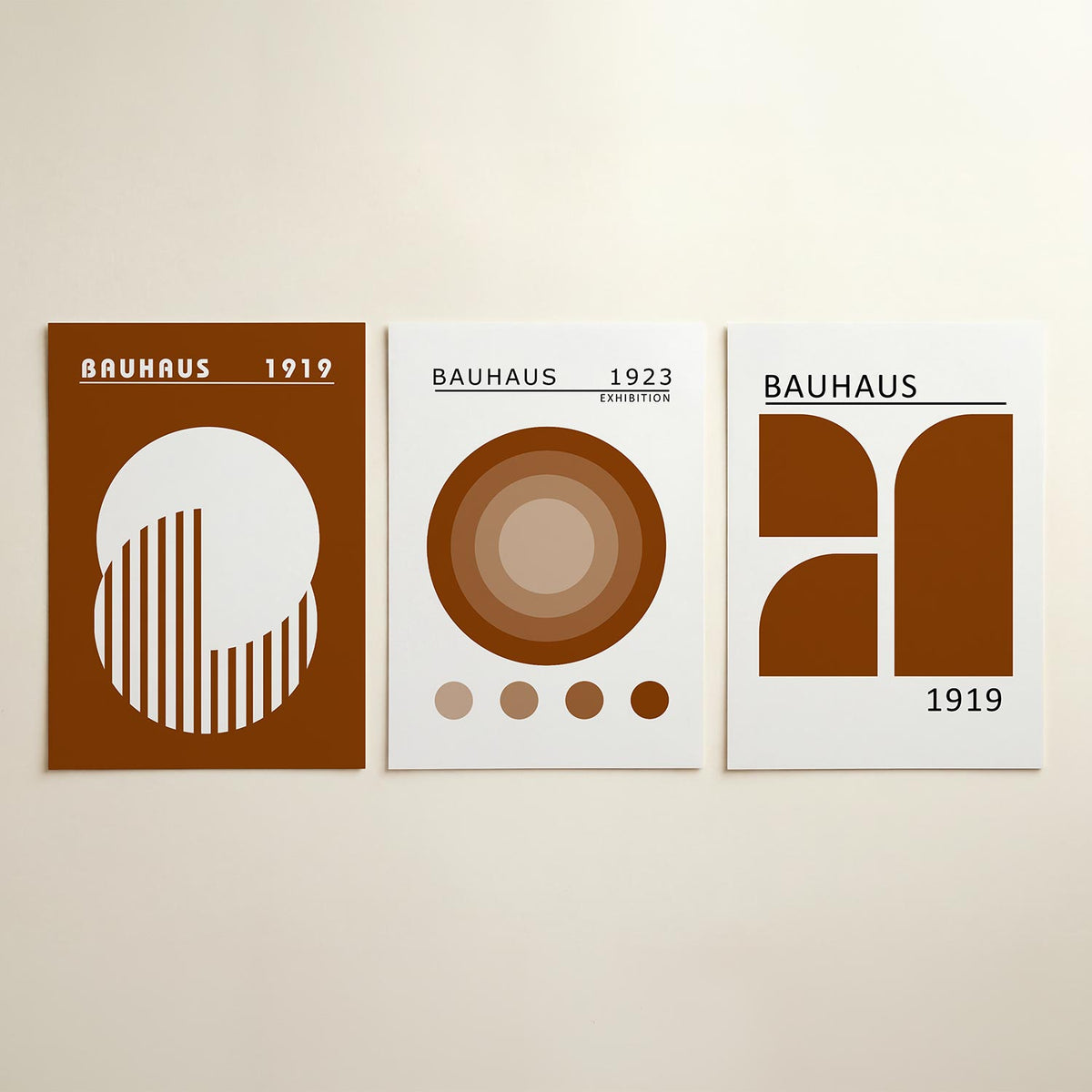 Cirkel en strepen posterset – detailweergave – een grote witte cirkel met verticale bruine strepen op een bruine achtergrond.