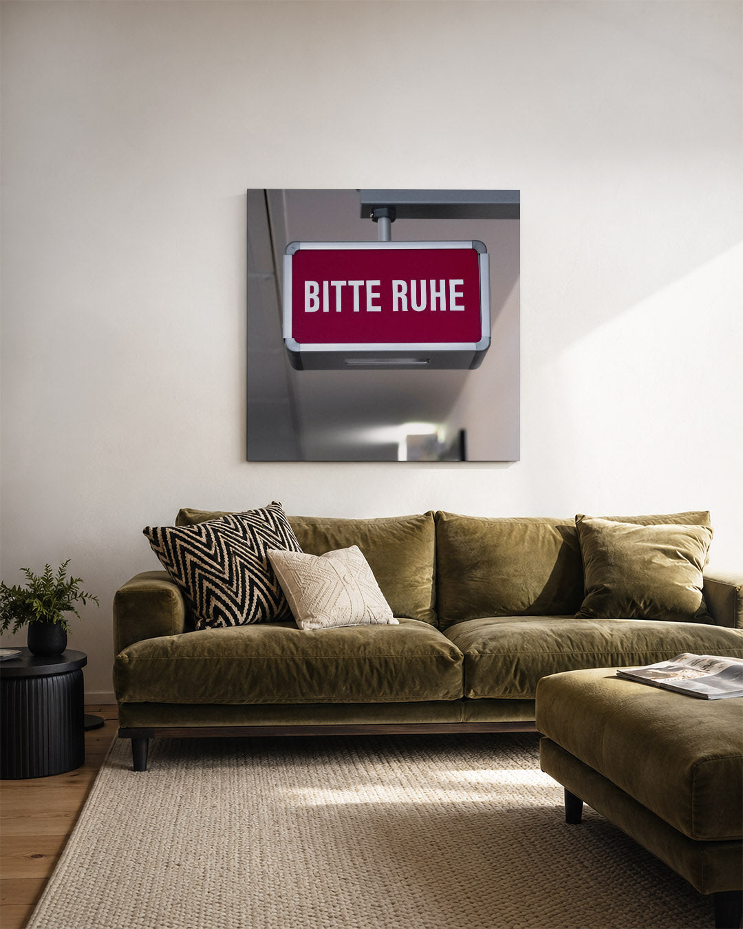 Rustig verzoek bord kunstwerk – derde productweergave – een rechthoekig bord met een rode achtergrond en witte tekst. Het