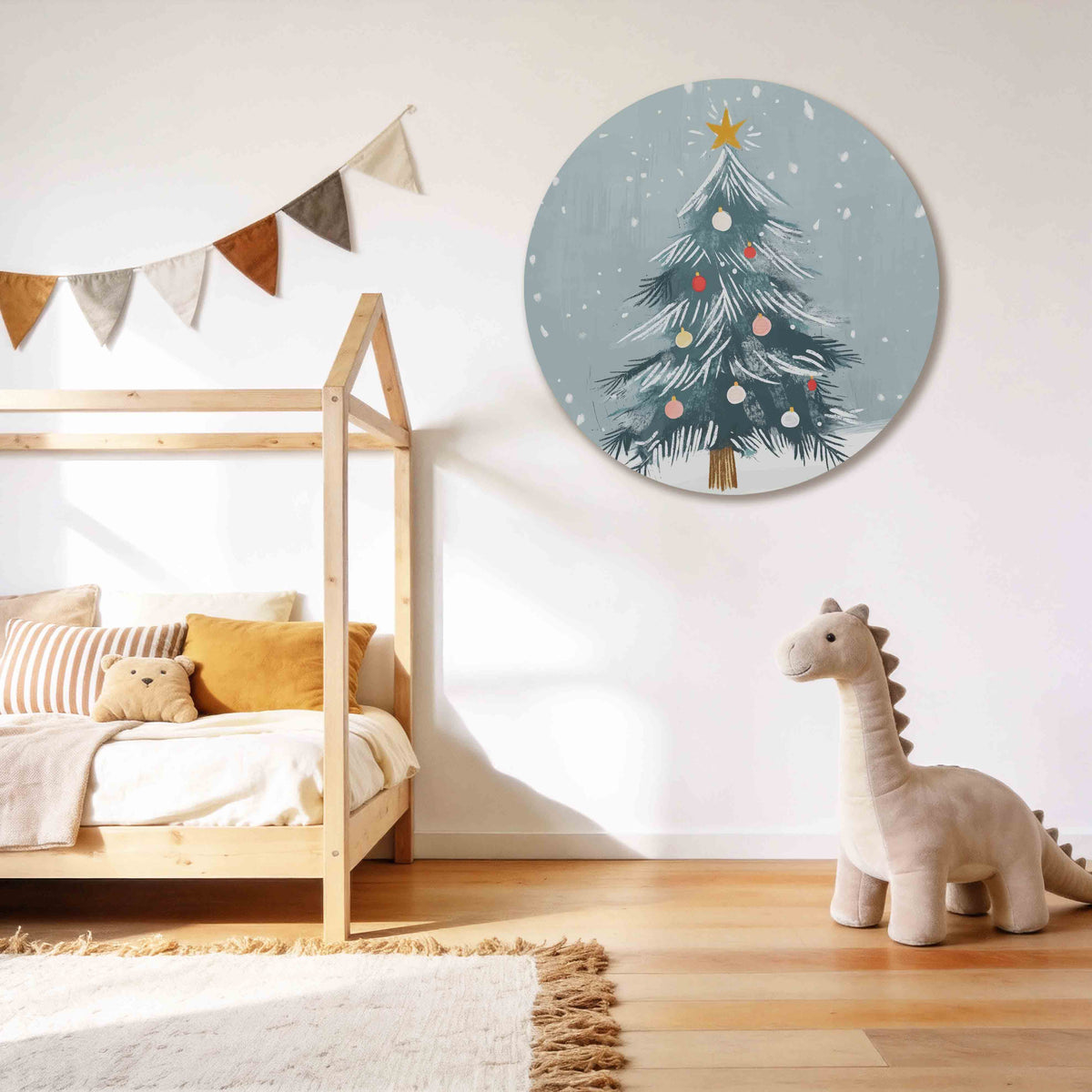 Kerstboom met sneeuw Muurcirkel – tweede productweergave – Een groene kerstboom met rode, witte en gele ballen tegen een