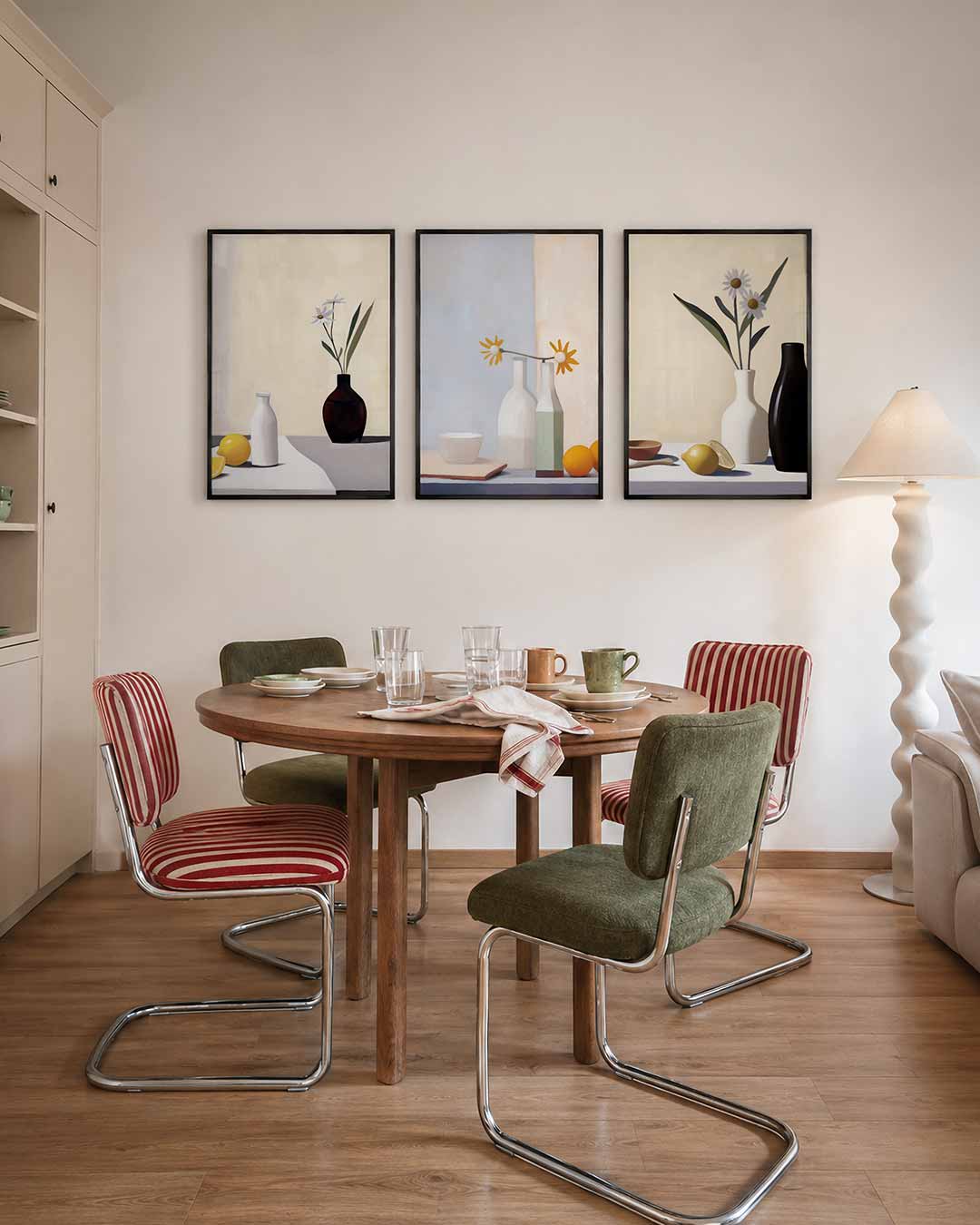 Vorm en balans driedelige posterset – een vaas met bloemen en een fles op een tafel