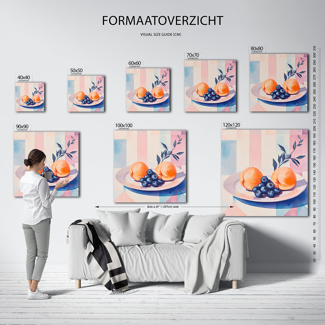 Fruit op bord kunstwerk – dit werk toont een bord met perziken en bosbessen tegen een kleurrijke achtergrond van geometrische