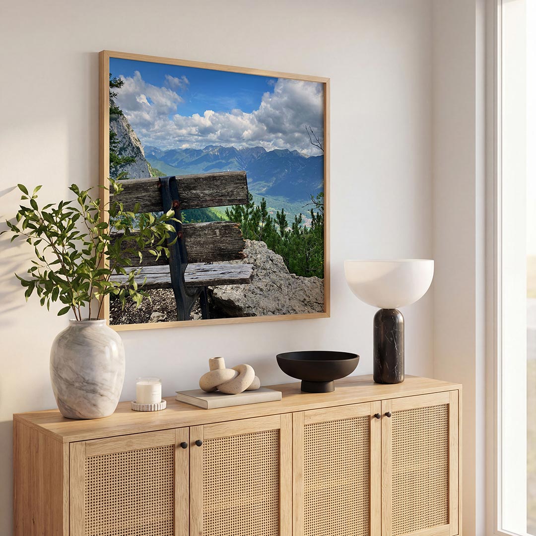 Landschap met bank poster – tweede productweergave – een verweerde houten bank staat op de voorgrond met een uitzicht op