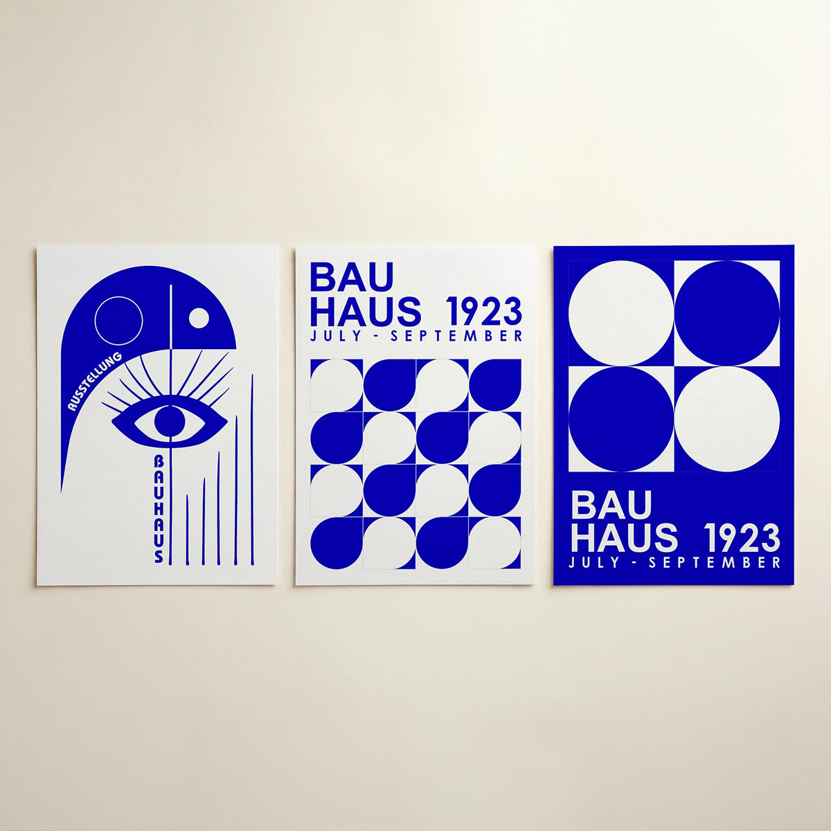 Oog en lijnen posterset – detailweergave – een blauwe compositie met een groot oog centraal. Rechte en gebogen lijnen stralen