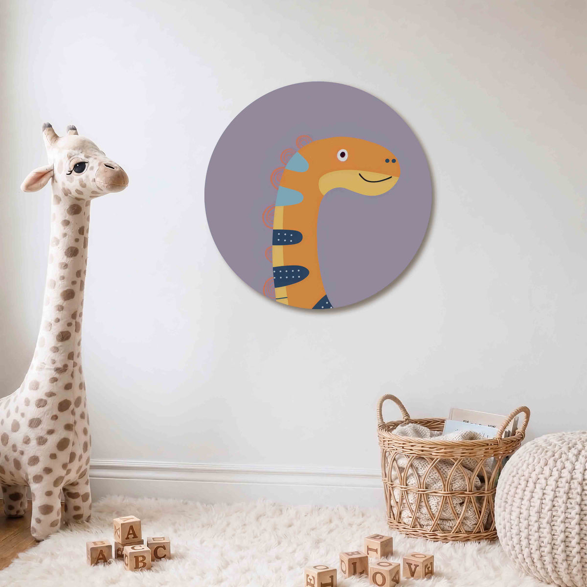 Oranje dinosaurus Muurcirkel – Een oranje dinosaurus met blauwe en gele accenten op een paarse achtergrond.