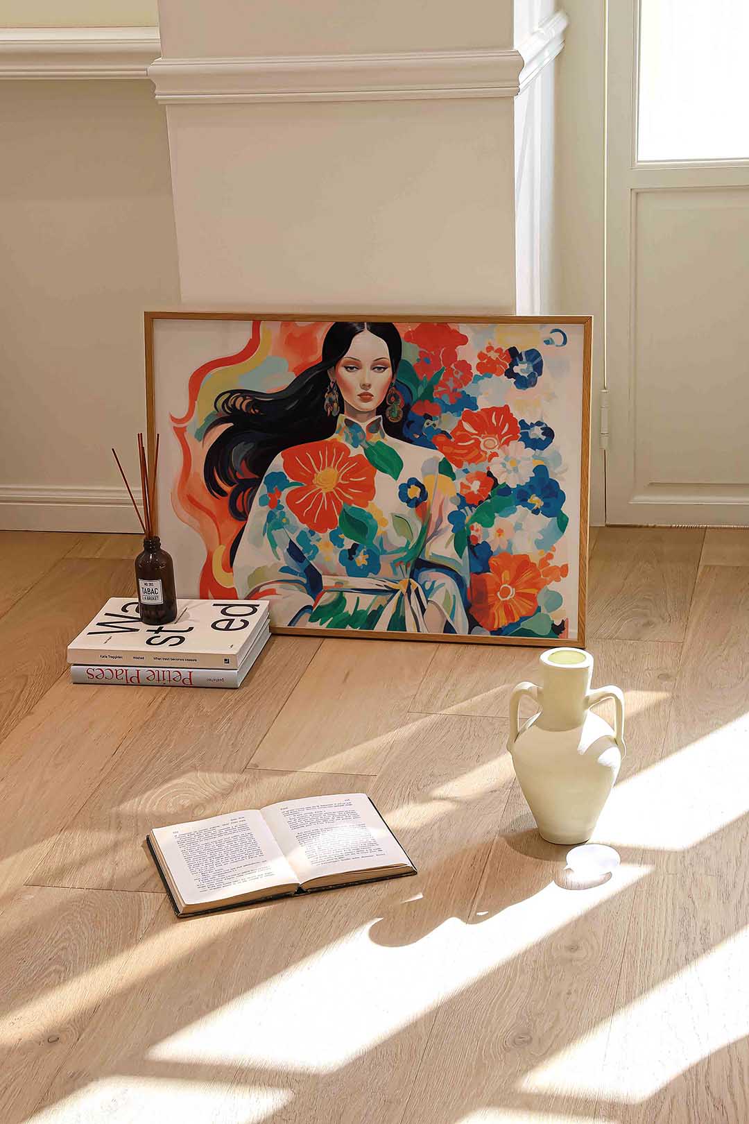 Vrouw met bloemenjurk – liggende portret wanddecoratie van WallArtistic