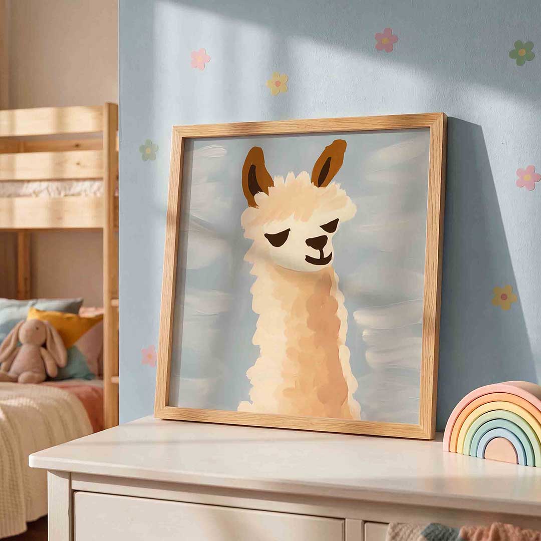 Lama met blauwe achtergrond – speelse wandkunst als vierkante kinderposter