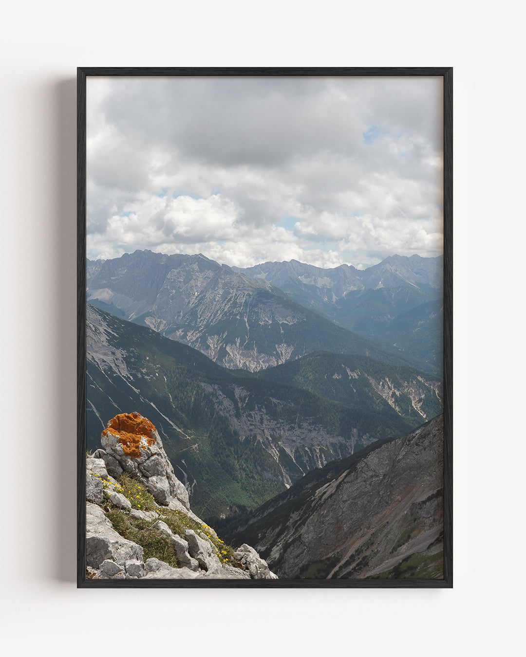 Berglandschap met oranje mos poster – portret wanddecoratie – een berglandschap met wolken en oranje mos op de voorgrond. De