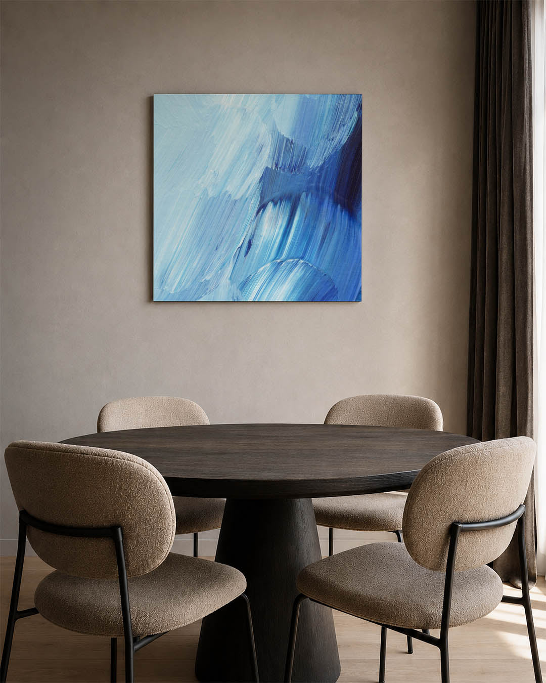 Dynamische blauwe beweging kunstwerk – derde productweergave – dit werk toont vloeiende penseelstreken in verschillende
