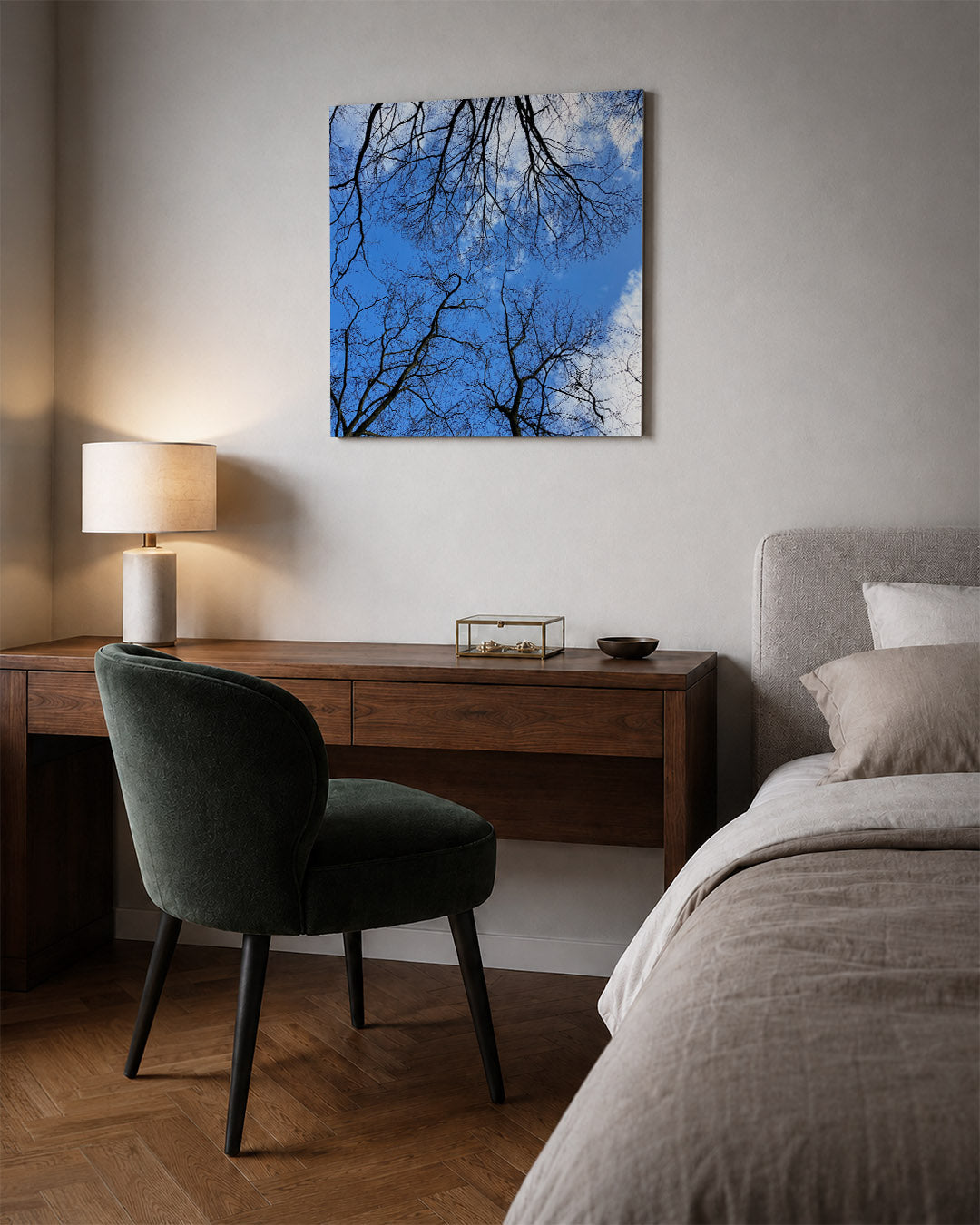Boomtakken tegen lucht kunstwerk – sfeerbeeld – dunne, kronkelige boomtakken steken af tegen een heldere blauwe lucht met
