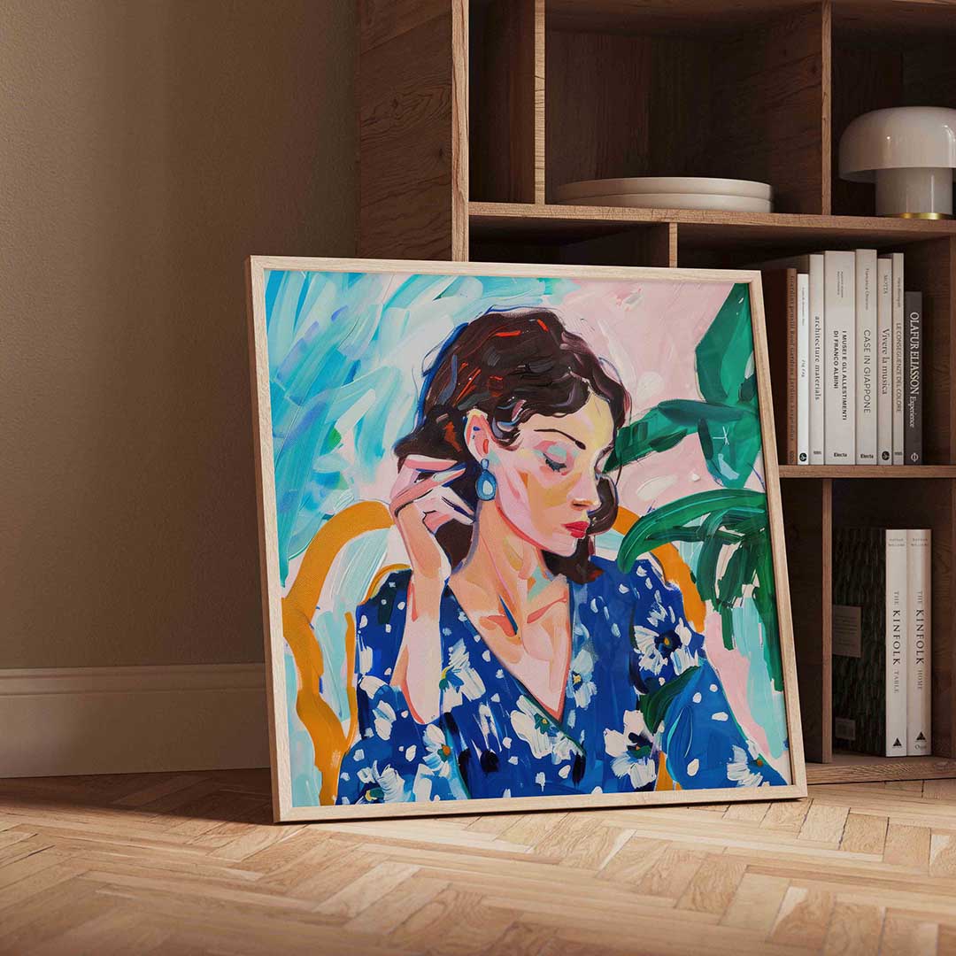 Vrouw met blauwe jurk – vierkante portret wanddecoratie van WallArtistic