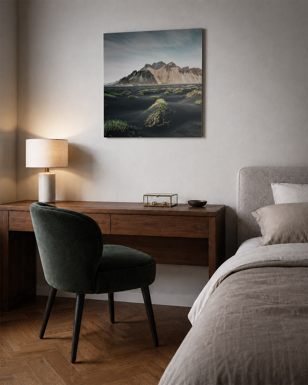 Berglandschap met gras kunstwerk – sfeerbeeld – een berglandschap met donkere zandduinen en verspreide grasplukken. De bergen