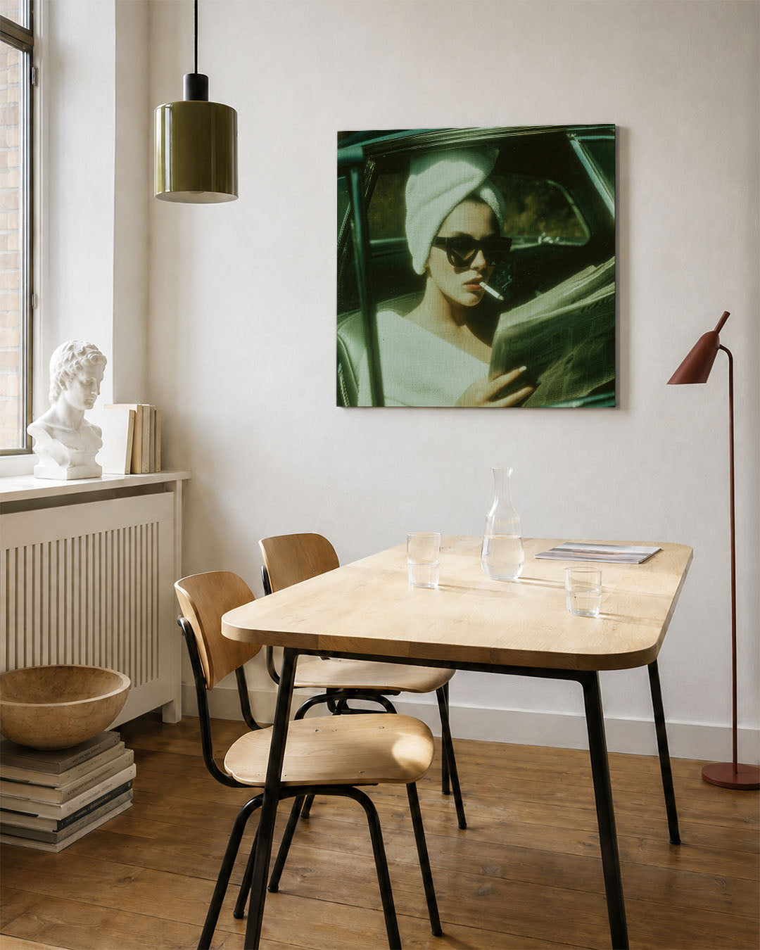 Leesmoment kunstwerk – vierkante wanddecoratie – dit kunstwerk toont een vrouw in een auto, lezend met een sigaret. De sfeer