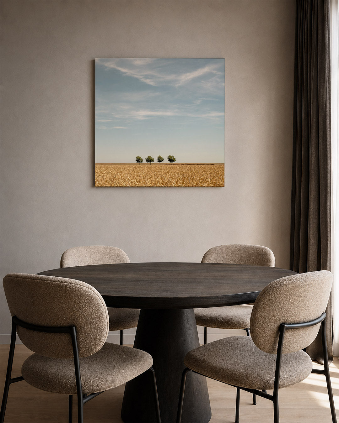 Rustige landschap kunstwerk – tweede productweergave – deze kunstwerk toont een uitgestrekt veld met vier bomen onder een