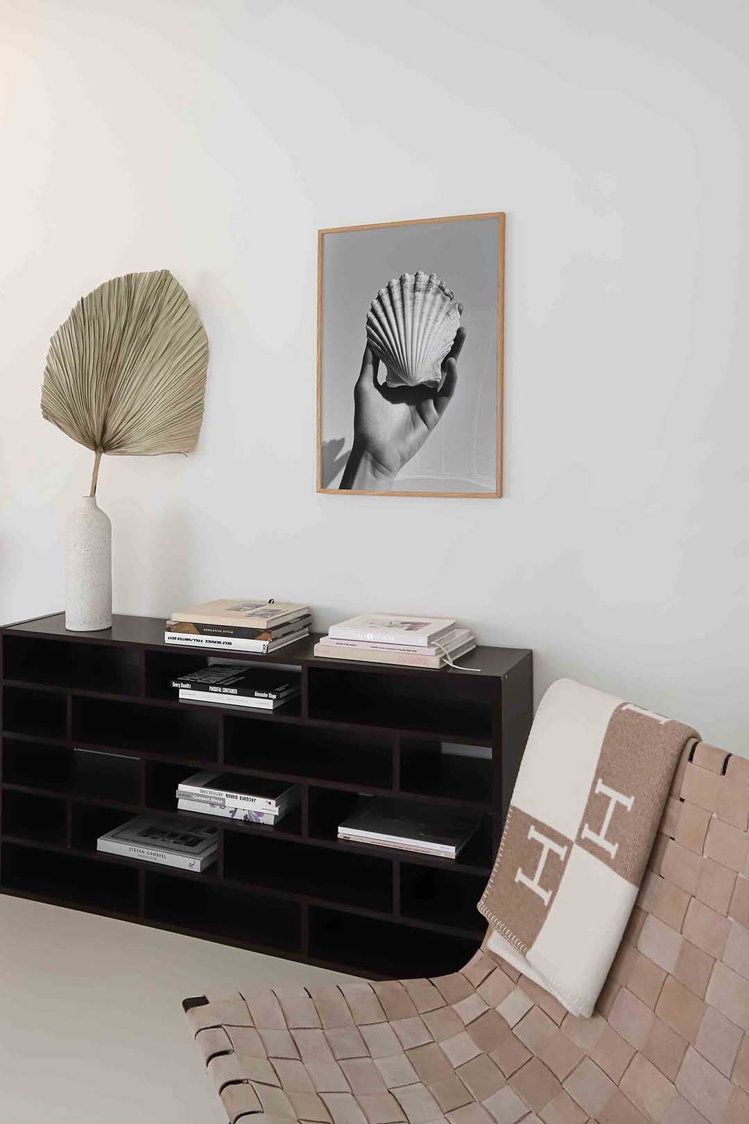 Schelp in hand – staande natuur wanddecoratie van WallArtistic