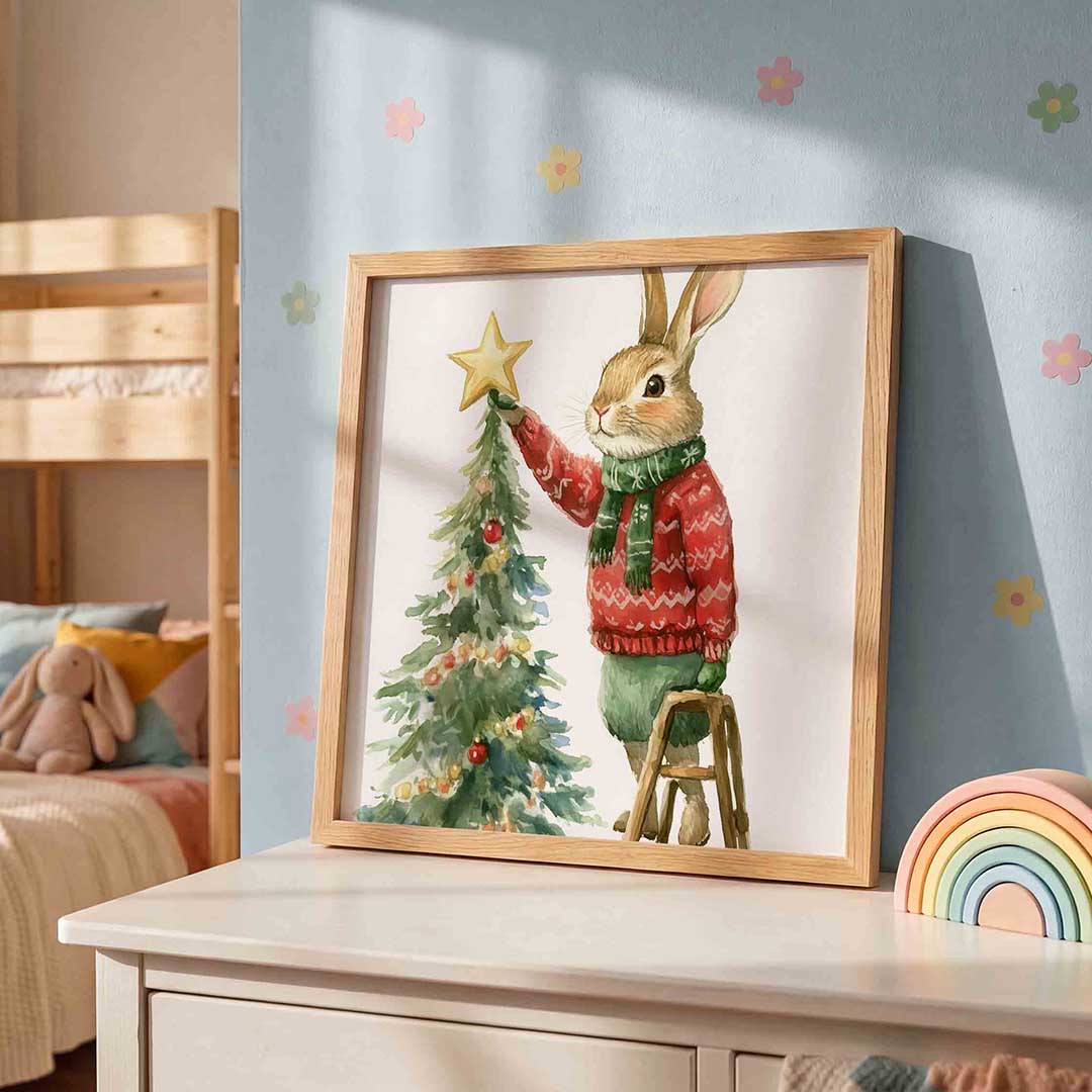 Kerstkonijn met boom – speelse wandkunst als vierkante kinderposter