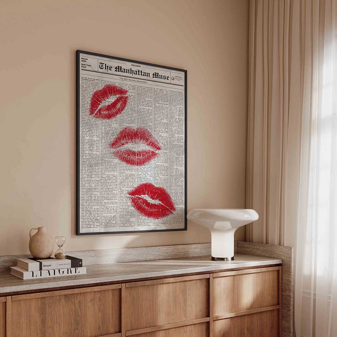 Rode lipafdrukken op krantenachtergrond – kleurrijke Pop Art poster in staand formaat