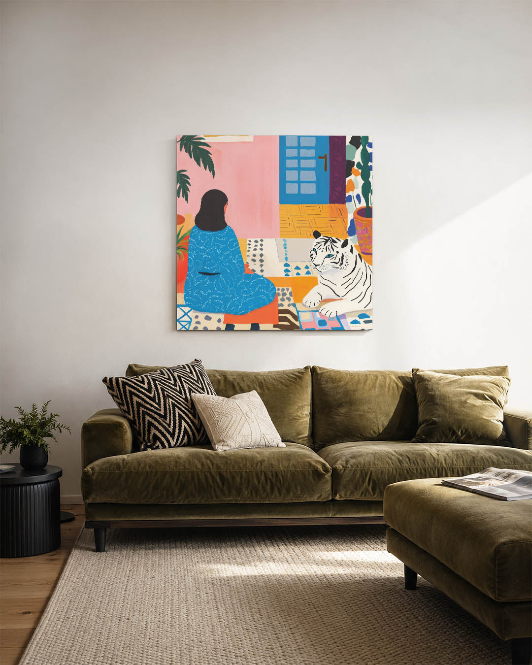 Interieur met tijger kunstwerk – sfeerbeeld – dit werk toont een vrouw in een kleurrijke kamer met een witte tijger. De