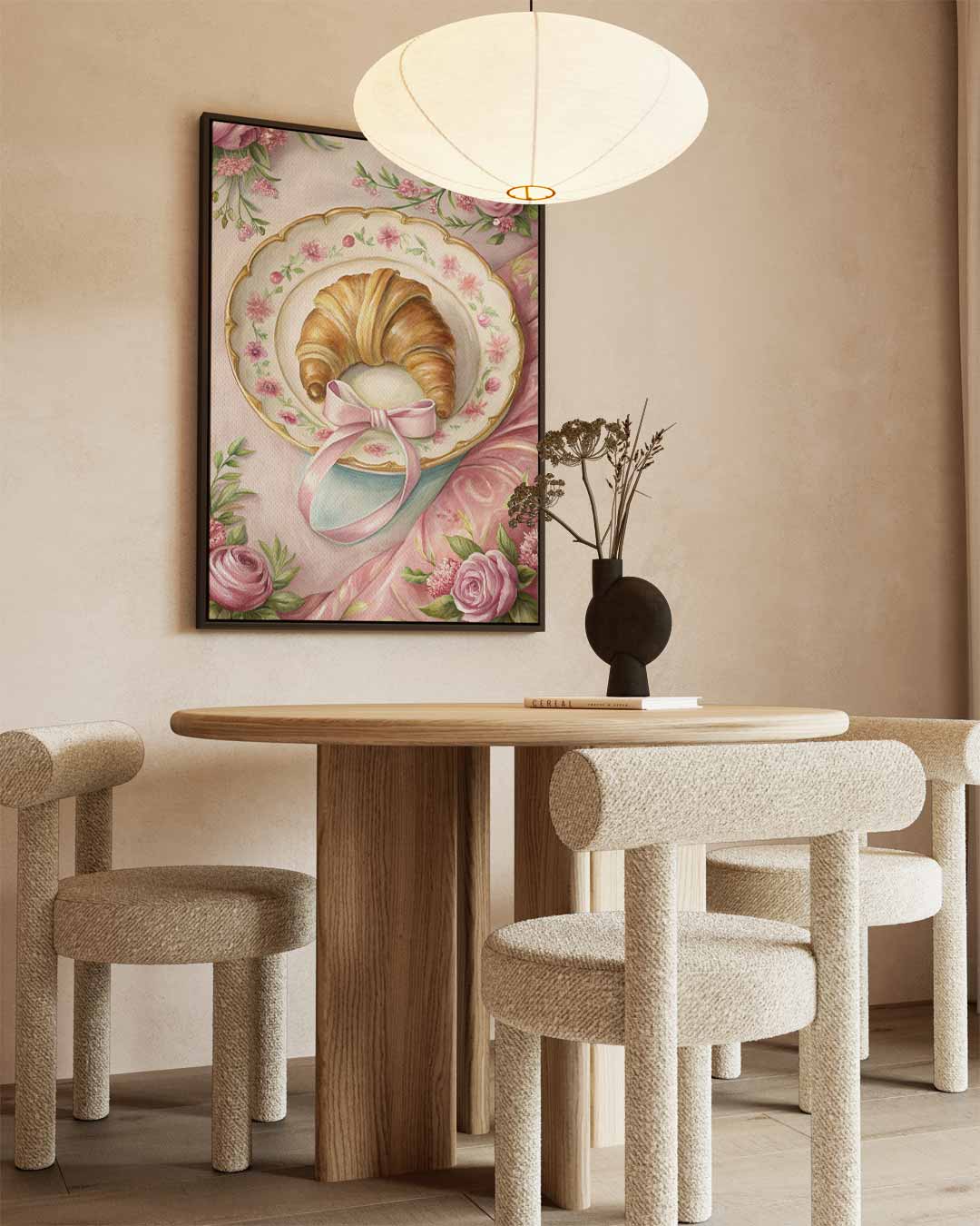 Croissant op Bloemenbord – canvas wanddecoratie in portret formaat