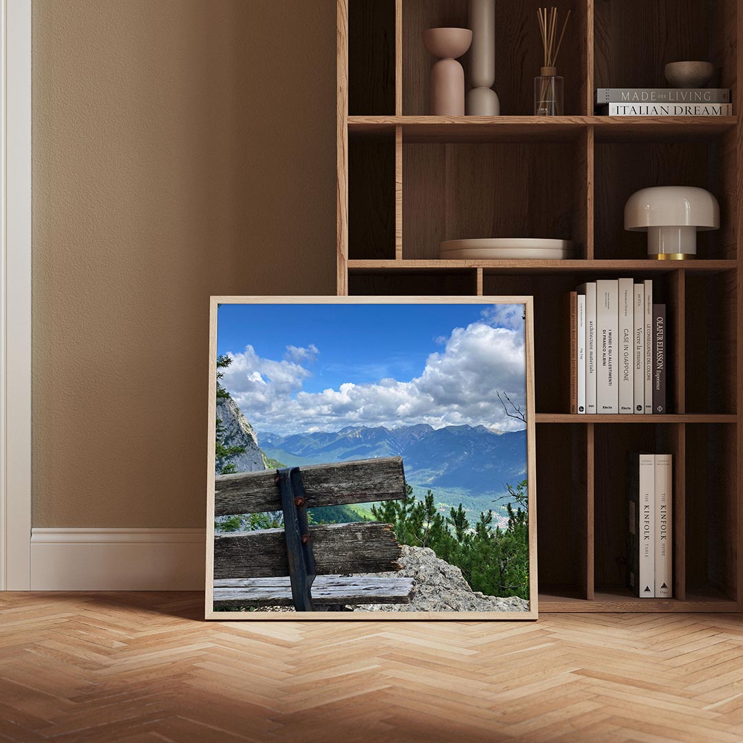 Berglandschap met bank poster – derde productweergave – een verweerde houten bank staat op de voorgrond met een uitgestrekt