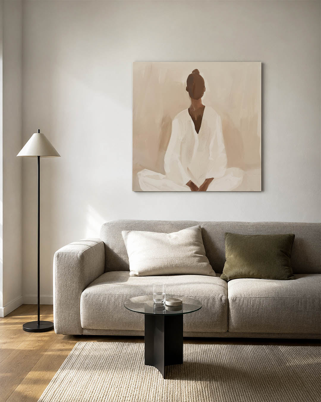 Rustige figuurstudie kunstwerk – vierkante wanddecoratie – dit kunstwerk toont een figuur in een witte outfit tegen een beige