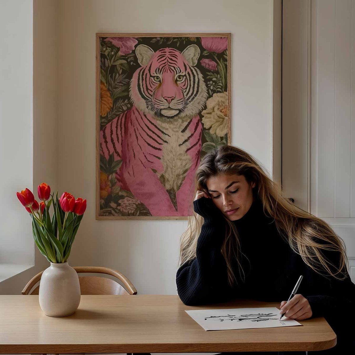 Roze Tijger en Bloemen – staande dieren wanddecoratie van WallArtistic