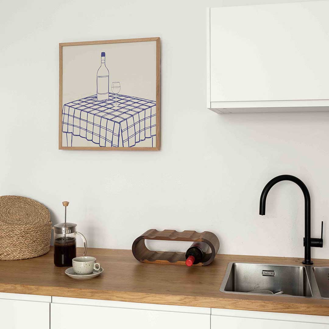 Fles en glas op tafel – keukenposter in vierkant formaat