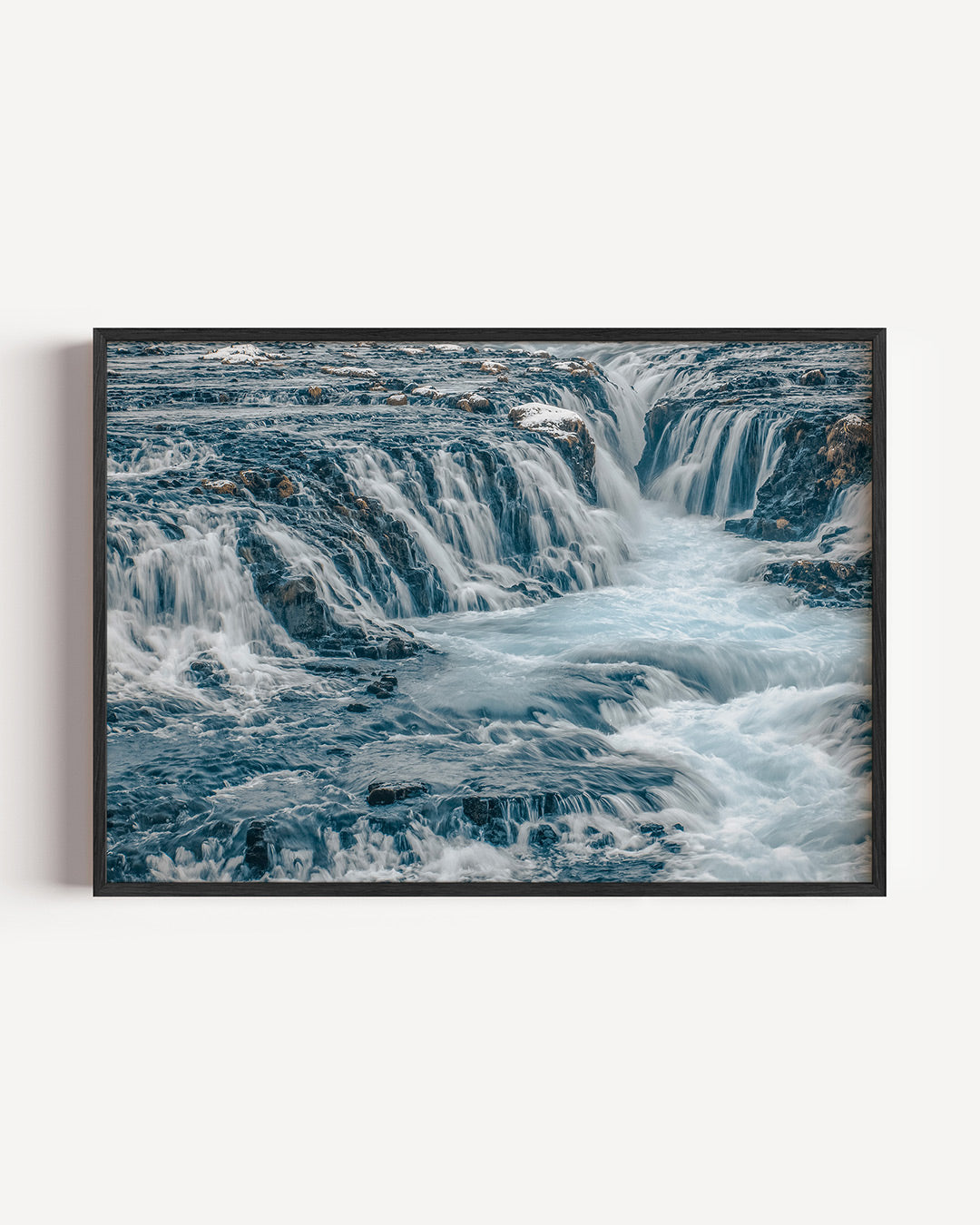 Waterval kracht poster – liggende wanddecoratie – deze poster toont een krachtige waterval met stromend water over donkere