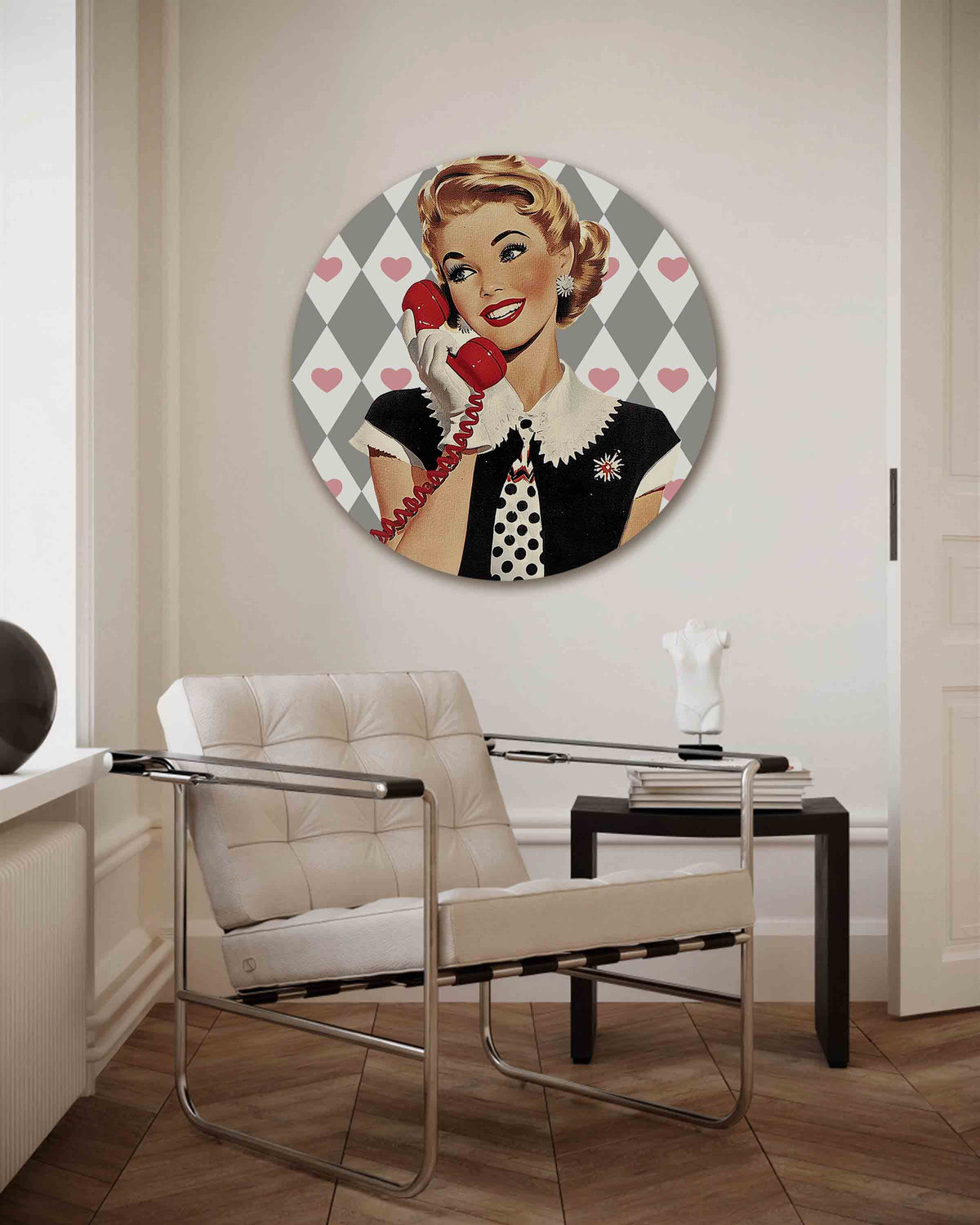 Vrouw met telefoon – Pop Art muurcirkel als ronde wanddecoratie
