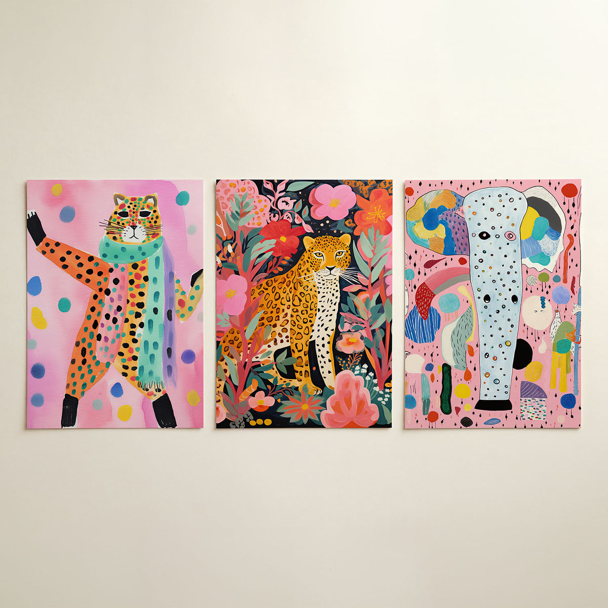 Vrolijke kleurenkat driedelige posterset in interieur