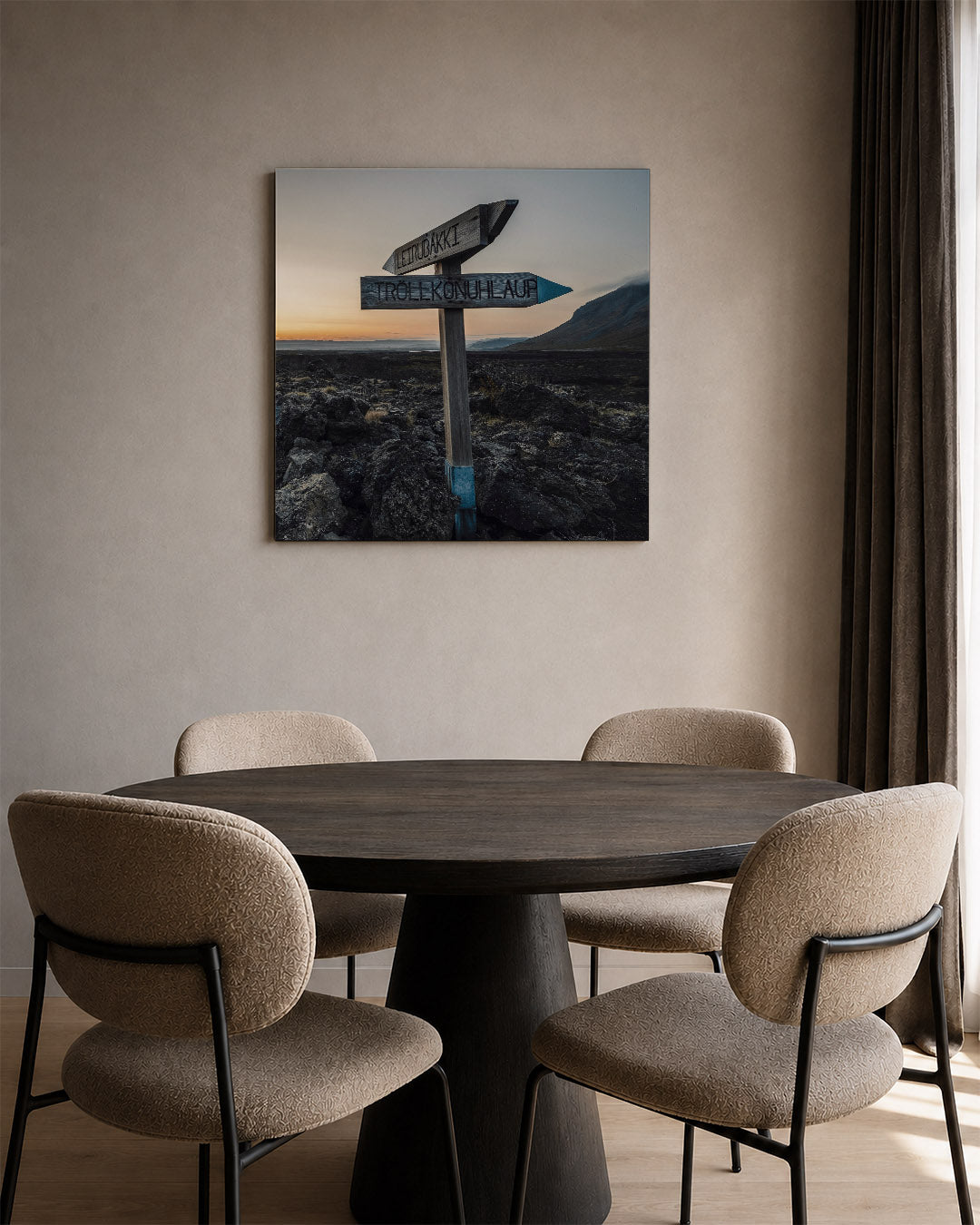 Wegwijzer in landschap kunstwerk – tweede productweergave – een houten wegwijzer staat centraal in een ruig landschap met een