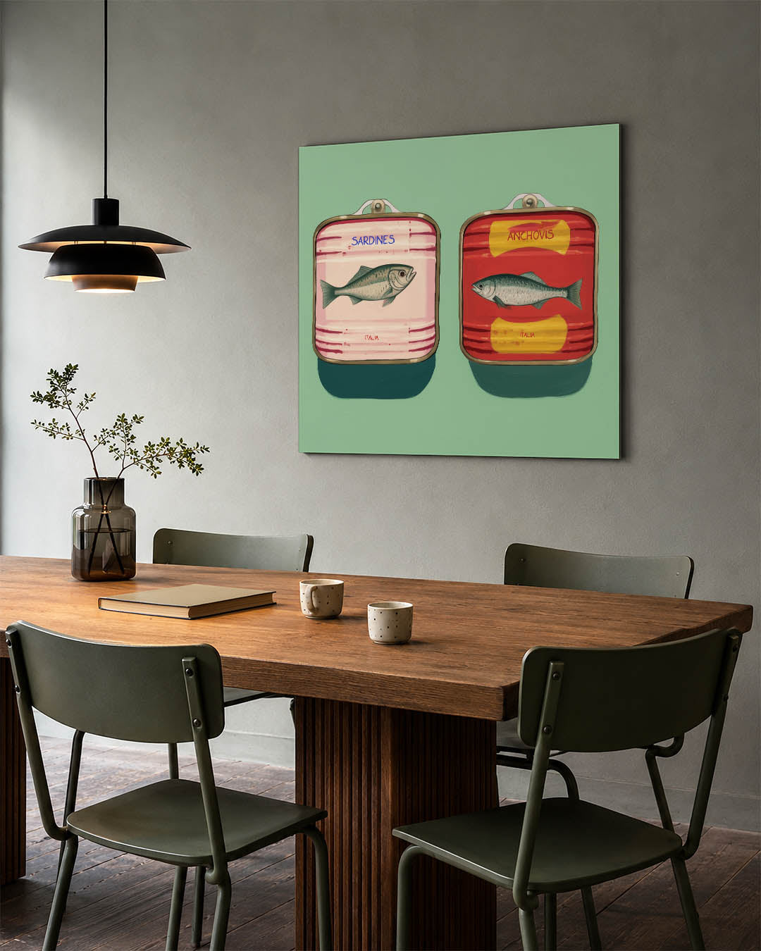 Vissen in blik kunstwerk – tweede productweergave – dit kunstwerk toont twee blikken vis op een groene achtergrond. De
