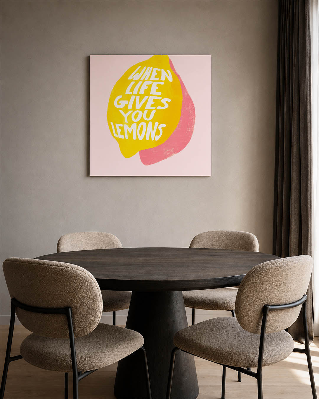 Citrus inspiratie kunstwerk – vierkante wanddecoratie – dit kunstwerk toont een speelse compositie van een gele citroen met