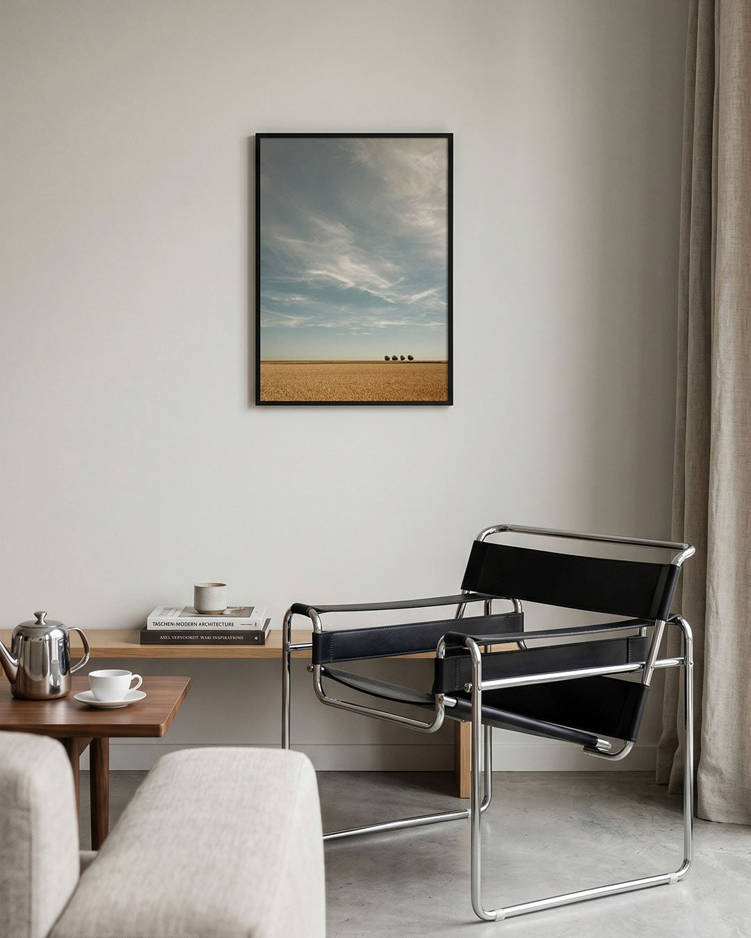 Rustige landschapsposter poster – tweede productweergave – deze poster toont een uitgestrekt veld onder een blauwe lucht met
