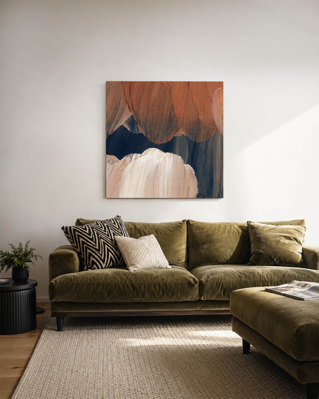 Organische penseelstreken kunstwerk – sfeerbeeld – dit werk toont vloeiende penseelstreken in warme tinten. De compositie