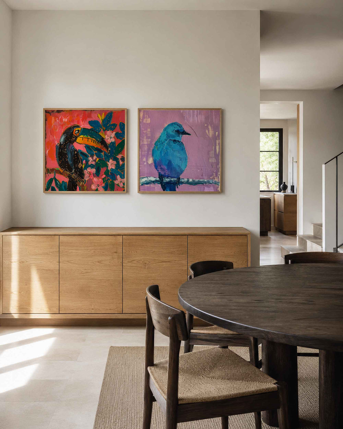 Interieurpresentatie van een tweedelige vierkante posterset met toekan en blauwe vogel