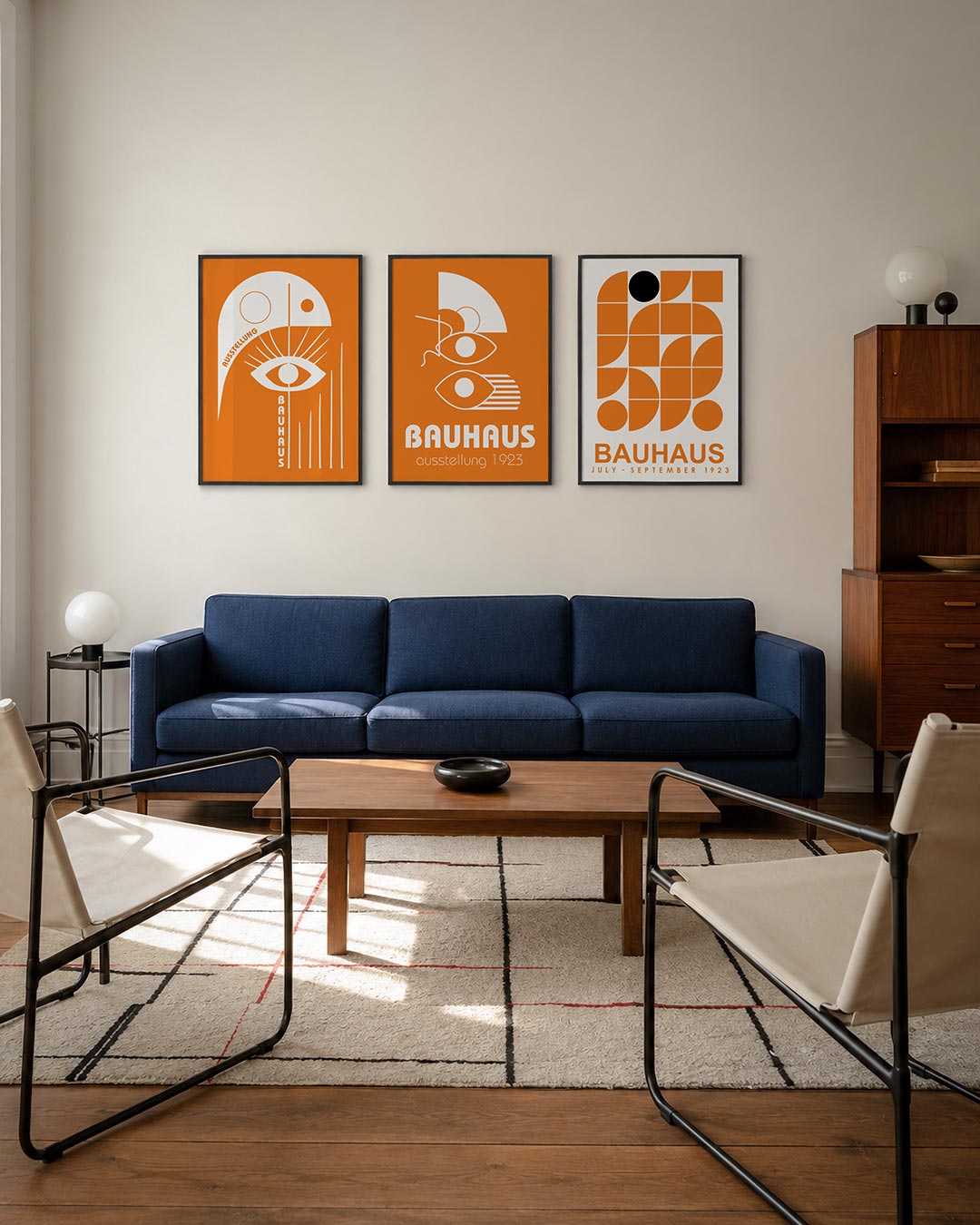 Oog en lijnen driedelige posterset – een oranje achtergrond met een wit oog centraal. Rechte lijnen en cirkels vormen een