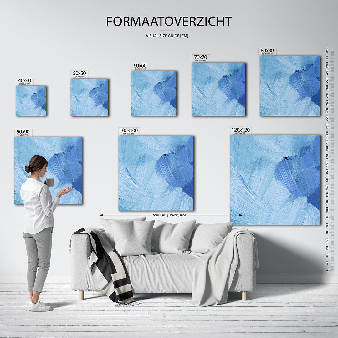 Golvende blauwe streken kunstwerk – dit werk toont vloeiende penseelstreken in verschillende tinten blauw, die een gevoel van